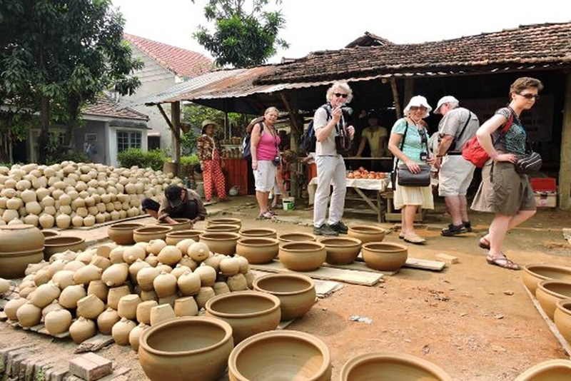 Làng gốm Thanh Hà thu hút nhiều lượt khách ghé thăm