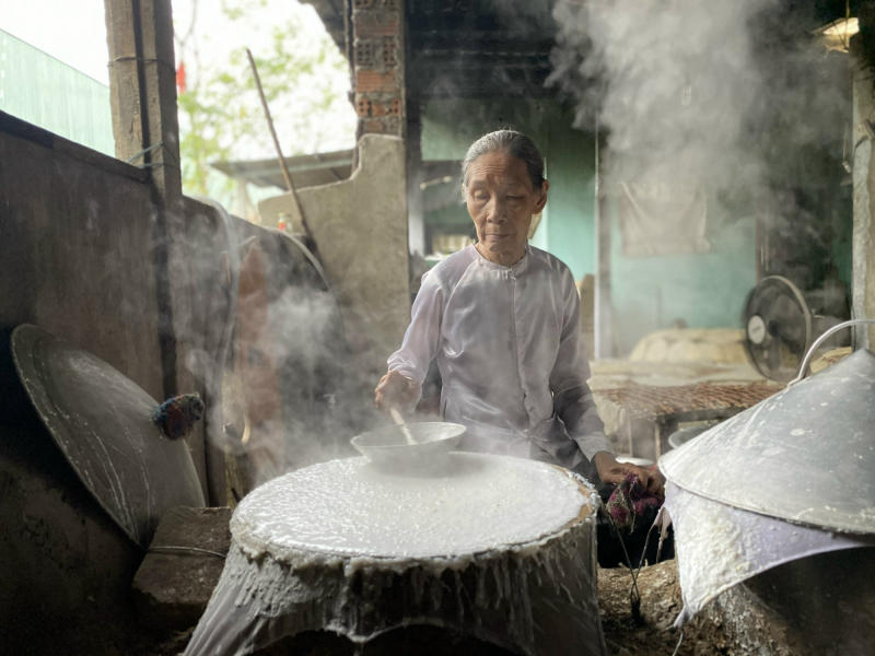 Trải nghiệm về nghề làm bánh tráng ở Túy Loan