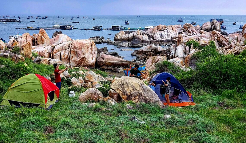 Cắm trại và thưởng thức những đêm hè cùng bè bạn bên bờ biển