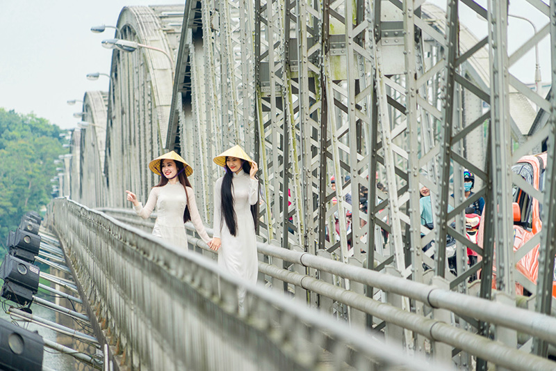 Cùng bè bạn du ngoạn trên cầu và chụp một số hình ảnh kỷ niệm với tà áo dài