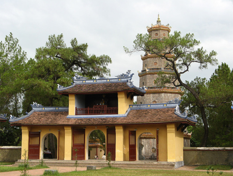Cổng tam quan của chùa Thiên Mụ