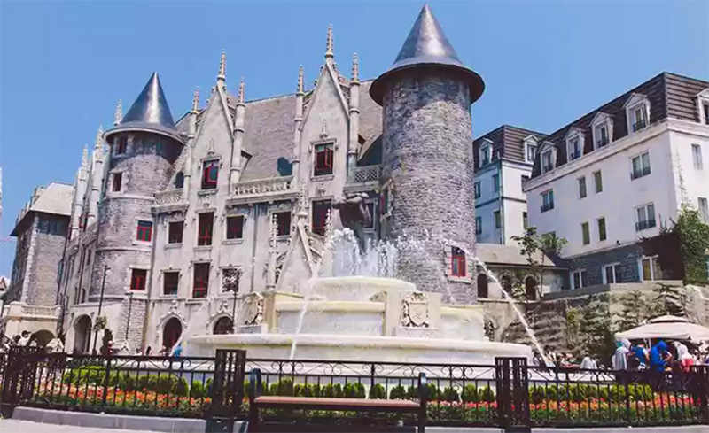 Lâu đài cổ kính trong làng Pháp