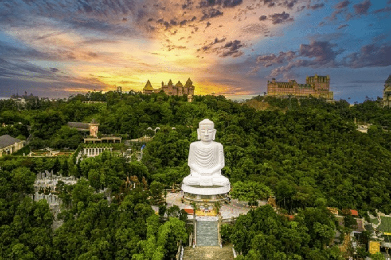 Bức tượng khổng lồ ở chùa Linh Ứng