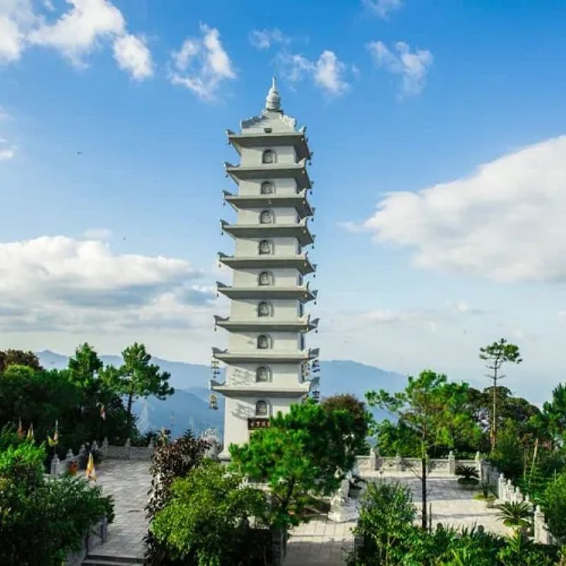 Linh Phong Bảo Tháp toạ lạc trên đỉnh núi Bà Nà